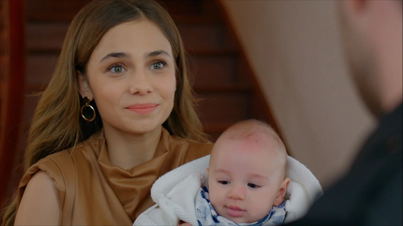 Novela “Cruel Istambul” Band: Cemre e Nedim fogem no dia do casamento e abalam toda a mansão Karacay